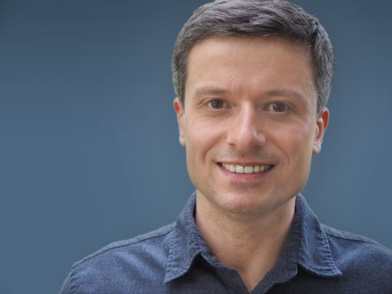 Dr. Peter Schäfer – Experte für Lektorat, Copywriting und Autorencoaching. Professionelles Porträt in Business-Kleidung vor einem neutralen Hintergrund.