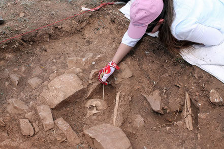 Excavación de las tumbas / Excavation of the burials.