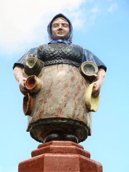 Töpferfrau auf dem Töpferbrunnen in Kohren-Sahlis