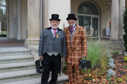 2 Herren mit Taschen