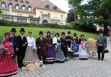 Gruppe vor dem Kurhaus