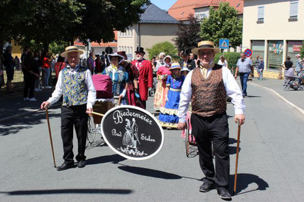 Die Gruppe marschiert im Umzug