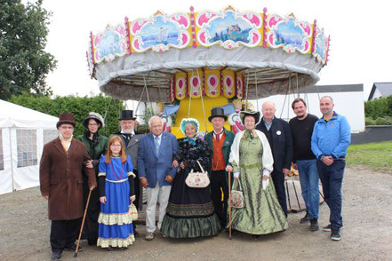 Gruppenfoto vor dem Karussell