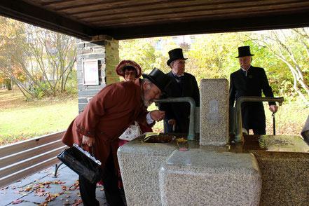 Biedermeier trinkt Heilwasser