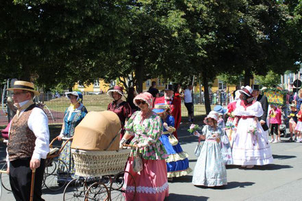 2 Frauen mit den historischen Kinderwagen