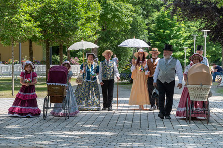 Biedermeiergruppe flaniert