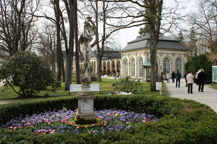 Die Wandelhalle mit Kurpark im Vordergrund