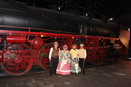 Gruppe vor den großen Rädern der Dampflock