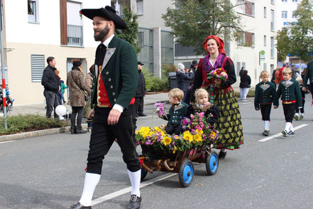 Kinder im Bollerwagen