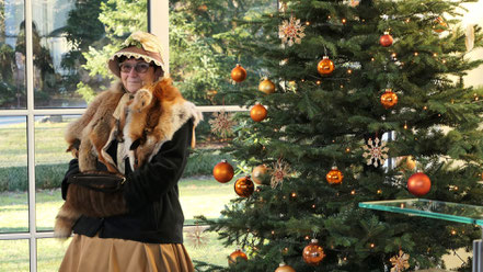 Biedermeierfrau vor dem Weihnachtsbaum