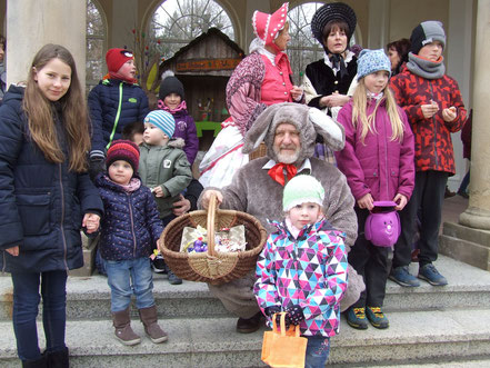 Viele Kinder um den Osterhasen herum