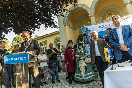 Der Bürgermeister hält die Begrüßungsrede