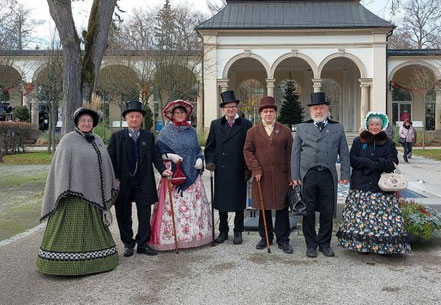 Gruppe vor der Wandelhalle