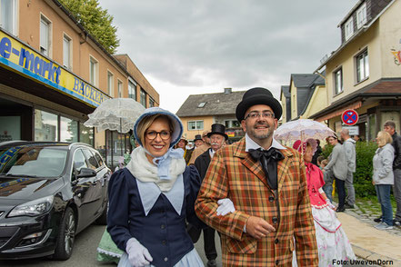 Biedermeierpaar im Umzug