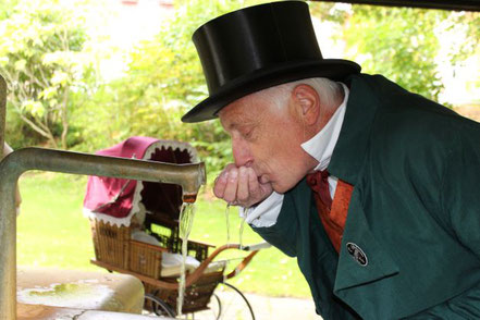 Biedermeiermann trinkt Heilwasser