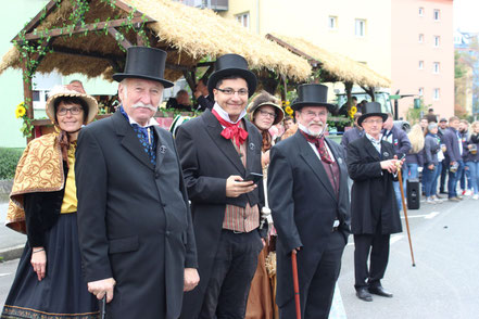 Die Männer stehen vorne