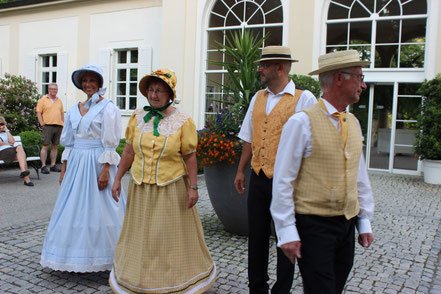 Wir machen Tanztraining hinter der Wandelhalle