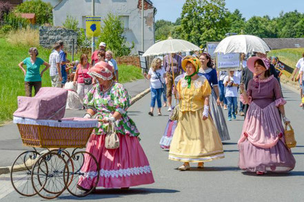 Frau mit Kinderwagen