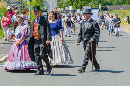 Gruppe der Biedermeier folgt dem Umzug