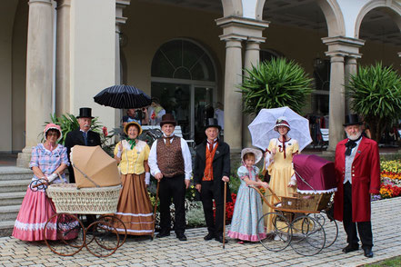 Gruppe vor der Wandelhalle