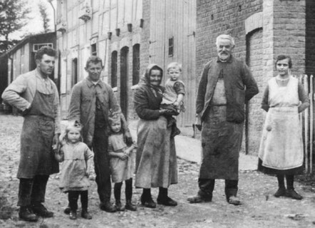 Mitarbeiter der Schreinerei Wilden im Jahr 1927 heute sind wir auf energieeffiziente Holzfenster, Holz Aluminium Fenster, Fenster im Denkmalschutz und Einbruchschutz spezialisiert 