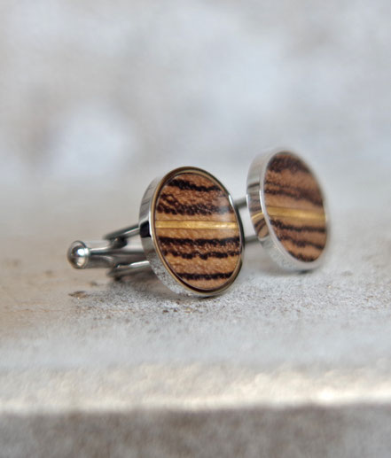 Schlichte Eleganz – handgefertigte Holz-Manschettenknöpfe, veredelt mit Blattgold zur Perfektion.