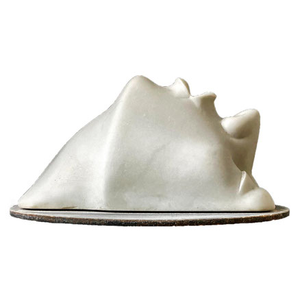 The Kiss – Statuario marble, 22 × 36 × 23 cm