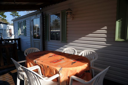 Terrasse couverte avec salon de jardin et 2 bains de soleil