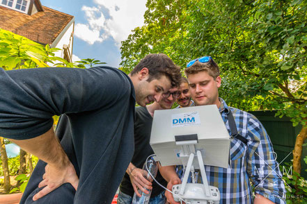 Kursteilnehmer bei einem Drohnen-Workshop in München