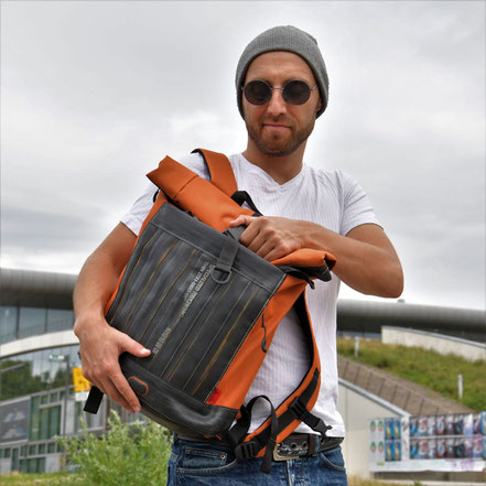 Rucksack Carringer orange von Stef Fauser Design — Upcycling aus Fahrradschlauch. Recycelte Materialien verwendet Stef Fauser für urbanes Design.