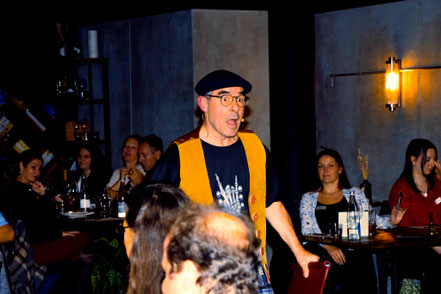 Ein Schauspieler in Aktion beim Krimi Event in Zürich. Das Krimi Theater wird im Restaurant Deiner Wahl von Schauspielern inszeniert und ist eine spannende Idee für Dein Teamevent in der Stadt Zürich.