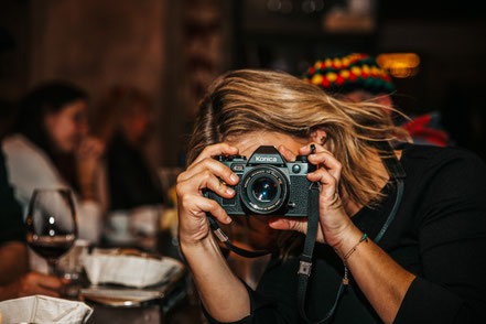 Eine Frau linst durch eine Kamera. Vermutlich möchte sie Beweise zu dem Kriminalfall Tatort sichern. Das Krimidinner das Ihr selbst spielt findet im Lokal deiner Wahl in Bern statt. Mit diesem Programm ist Spannung an deinem Anlass garantiert!