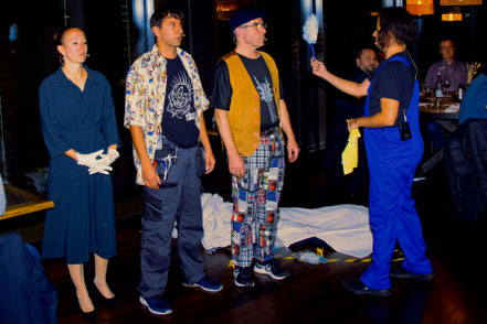 Inmitten der Gäste des Teamanlasses in Luzern stehen vier Schauspieler. Das interaktive Krimitheater im Wunschlokal der Gäste in Luzern bezieht alle Teilnehmer mit ein. Kleine Rollen und Aufgaben sorgen für zusätzlichen Spass.