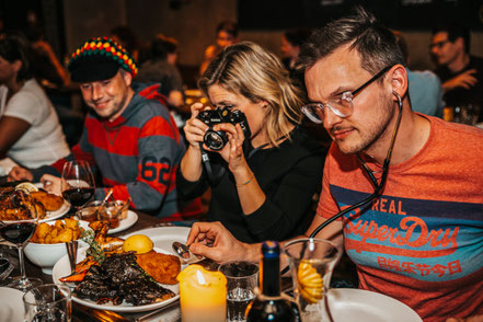 Skeptisch untersuchen die Gäste der Weihnachtsfeier in Luzern ihr Essen. In ihrem Wunschlokal in Luzern nehmen sie an einem interaktiven Krimidinner teil und sichern Beweise. Ausgestattet mit originellen Requisiten schlüpfen sie in ihre Rolle ein.