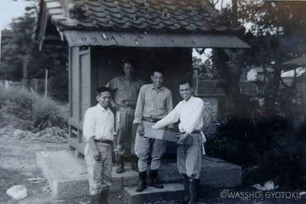 昭和37年の水神宮。今と同じ場所、同じお宮です。現在は屋根と外壁の板金は改修されています。