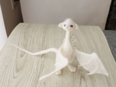 羊毛フェルト 小さいワイバーン うめだどうぶつえん