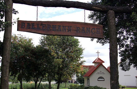 Ballermann Ranch, Blockwinkel - mit St. Leonhard Kapelle