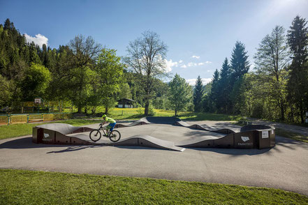 Der M0DULAR Pumptrack by PARKITECT AG steht in Hopfgarten in Tirol im Layout Tristar für euch bereit..