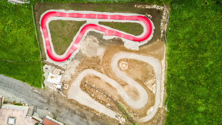 Der M0DULAR Pumptrack während der Aufbauarbeiten beim Hotel Sunny. Nach Fertigstellung besteht am Gelände eine Mini MTB Skill Area mit integriertem Pumptrack. 