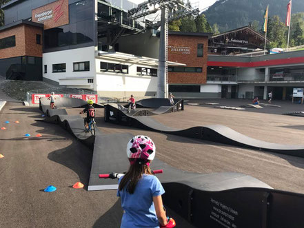 Der M0DULAR Pumptrack by PARKITECT AG kommt ab Ende Juni 2017 in der Familienarena in St. Corona am Wechsel zu euch.