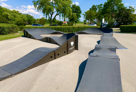 Der M0DULAR Pumptrack by PARKITECT AG im Strandbad Podersdorf, Eingang Nord