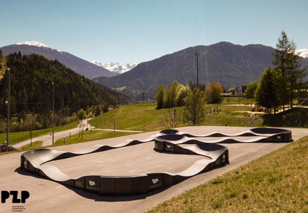 Der M0DULAR Pumptrack während der Aufbauarbeiten beim Hotel Sunny. Nach Fertigstellung besteht am Gelände eine Mini MTB Skill Area mit integriertem Pumptrack. 