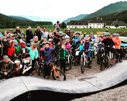 Der M0DULAR Pumptrack by PARKITECT AG kommt ab Ende Juni 2017 in der Familienarena in St. Corona am Wechsel zu euch.