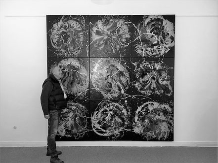 Hans Arts mit seinem Werk "Planeten" in der Villa Artis