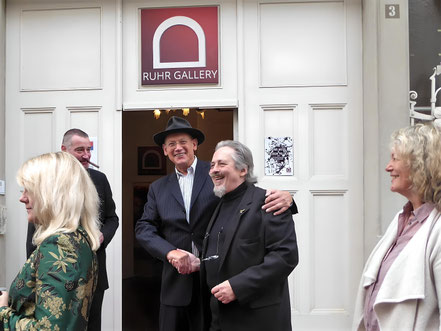 Künstlertreff in der Ruhr Gallery - Jutta Dammers-Plaßmann (re.) v.l. Meisterschüler von Markus Lüpertz Armin Tölke, Hans-Hermann Bottenbruch und Ivo Franz - nicht auf dem Bild Reinhold Braun, Friedrich Dickgiesser und Leander Kresse