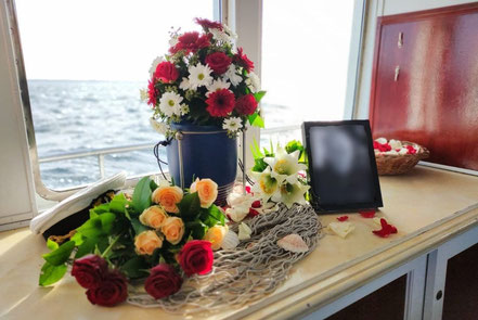 Kleine Trauerfeier auf der Ostsee auf einem Schiff 