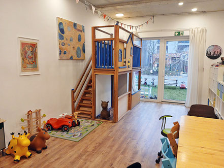 spielen, kuscheln, lesen, toben, essen, kochen, malen, basteln im großen Zimmer in der Kinderbude Köln Ehrenfeld