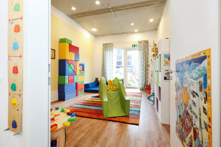 Viele große Bausteine, eine Rutsche mit Treppe und Tunnel und eine große Kuschel- und Tobe-Matratze sowie ganz viele Spielsachen für die Kinder