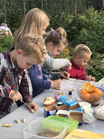 Pindaslinger maken tijdens kindertuindag (oktober 2018)