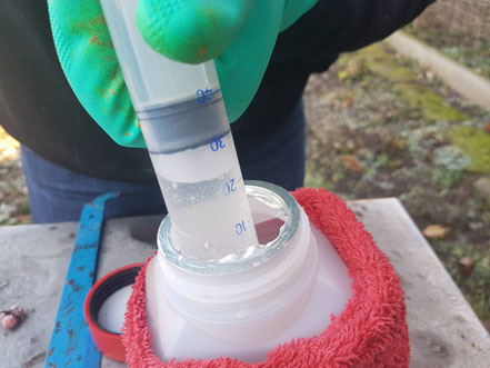 Oxalsäurelösung wird mit einer Spritze aufgezogen.